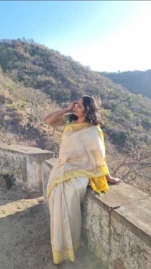 Jhansi Instagram - Memories that remain. 
The bee hive that kept my company as the shoot schedule got canceled. 
Delwara Jain  temple architecture that  stole our hearts...
The reds of flame of forest and the veiled women..
The hollows of Aravali rocks.. 
The moon rises, and the sunsets behind the hills..