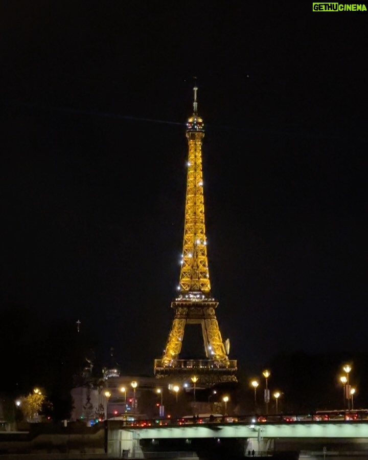 Ji E-su - 2.3K Likes - Falling in love with Paris 💕🥐☕️