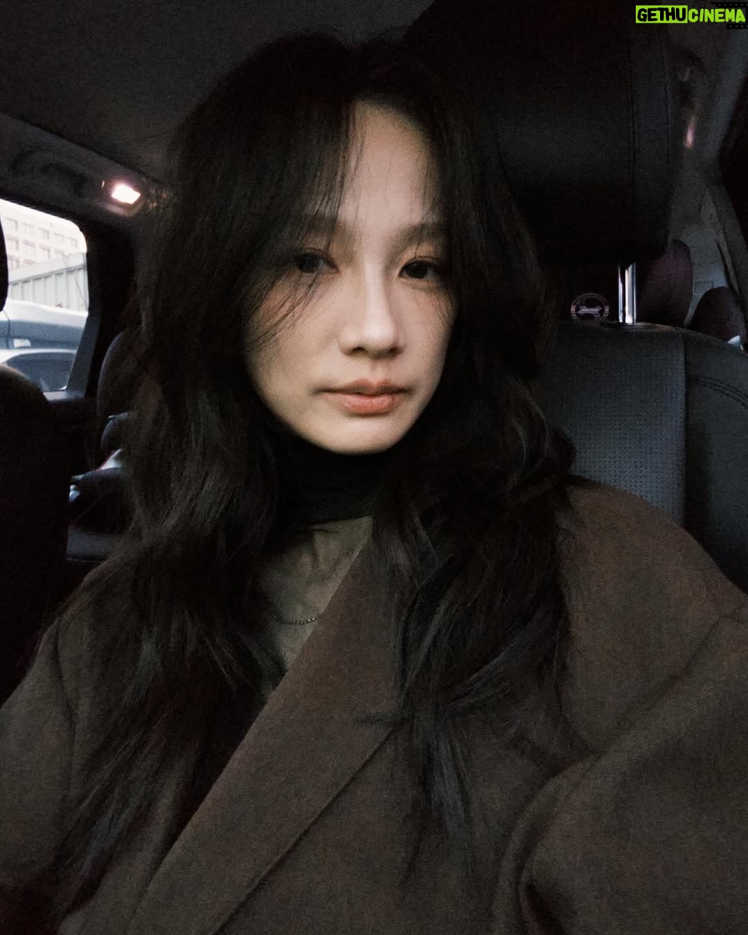 Jian Man-shu - 5.1K Likes - 🤎
頭髮好像突然間好長了,
2025年也已經來到三月,
日子一天一天一天過去,
該思念的感謝的道別的,
隨著日出日落如常進行。
