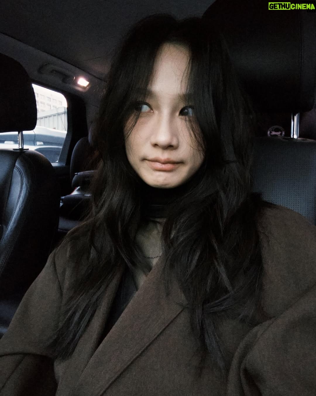 Jian Man-shu - 5.1K Likes - 🤎
頭髮好像突然間好長了,
2025年也已經來到三月,
日子一天一天一天過去,
該思念的感謝的道別的,
隨著日出日落如常進行。