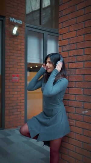 Jini Sundarraj Instagram - Bringing “Anbea Unnal Manam Freezing” Vibe with UK SPRING fashion..Wandered whole Manchester in the bitter cold just to film this video – hope you all enjoy it!
.
.
Thanks @amith.shankar for your time and effort and @tophozzz for this edit ❤️
.
.
#reelsinstagram #reeloftheday #trendingreels #reelkarofeelkaro #instagram #insta #fashion #hasilifisiliye #reelitfeelit #trendy #fashionblogger #ukfashion