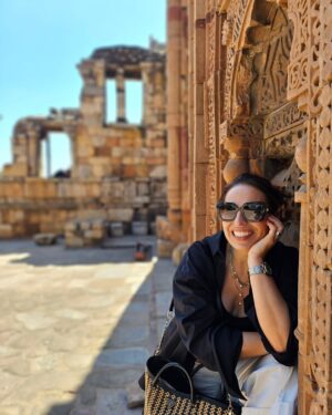 Joana Cruz Instagram - Aquela viagem que disse que nunca faria 😆. Eis que acontece: Índia🧡💛 Para já a deslumbrar🤩 Qutab Minar, Bahai LotusTemple, Khan Market
Rashtrapati Bhavan (Parlamento), India Gate e tudo ao molho e fé em Ganesh! ✴️
.
#india #newdelhi #qutabminar #bahailotustemple #indiagate #khanmarket #travel
