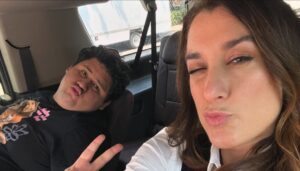 Joanna Hausmann Instagram - Had to pretend to be mad at the sweetest sweetie in the world @fernandocarsa for this new “Total by Verizon”campaign. It was hard but I managed. Catch us on TV and during Copa Americaaaaa! (Also let’s make “pana” universal)

Directed by the iconic @dalmier