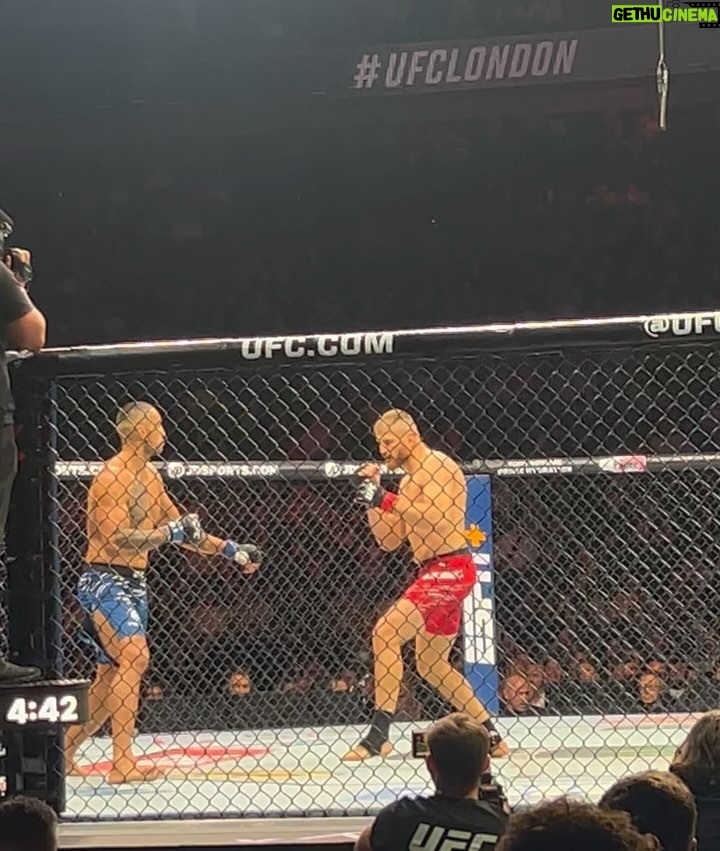Joanna Jędrzejczyk - 28.8K Likes - UFC w Londynie za nami 🏴👋🏻
Już nie możemy się doczekać kolejnych walk ✊🏻⚔️
@janblachowicz @joannajedrzejczyk @tyburamarcin
Dziękujemy za ogromne emocje! 🧨🏟️