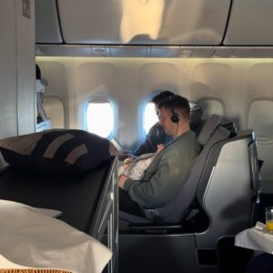 Johanna Puhakka Instagram - Kohteessa, vihdoin!!!! 😍 Reilu 20h matkustus oli käänteitä täynnä, nyt on opittu kantapään kautta se et pitkil lennoilla se paljon puhuttu Baby bassinet pitää muistaa ihan _erikseen_ varata, ja jos kone on bookattu täyteen voi olla että pitää luovia ja keksiä uusia ratkaisuja 😁🙈
Onnellisten tähtien alla päästiin korottamaan istuimet eturiviin businessluokkaan kaksi yhden hinnalla (Kiitos Lufthansa ja boss lady porttivirkailija joka tän mahdollisti, tarjous josta ei voitu kieltäytyä🥹👏🏼) ja Frankfurtista 14h lento Buenos Airesiin meni paremmin kuin moni yö kotioloissa😅 Enpä tiennyt tätä ennen et myös Businessluokassa on vauvoillekin omat paikat, eli kyllä sinnekin saa pienten kanssa tulla🙊😍 Jännitti et saadaanko pahaa öögaa mutta turhaan, pienet nukkui käytännössä koko lennon ja heräsi kunnllla päivään vasta just ennen laskeutumista. Ja myös me vanhemmat saatiin oikoa koivet ja kunnolla nukkua?! Kirjaimellisesti aika dreamy start tälle seikkailulle. 💭
Ps. Miten ihania ihmiset on täällä joka paikassa lapsille? Tätä lisää myös kotimaahan pohjoiseen😍👶🏼👶🏼