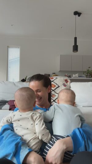 Johanna Puhakka Instagram - Edelleen pitää nipistää itseään usein kun mietin et mä oon näiden kaksospoikien äiti🥹🫶🏻 Pienet täytti tänään 7kk, hurjaa vauhtii tää menee!!!❤️