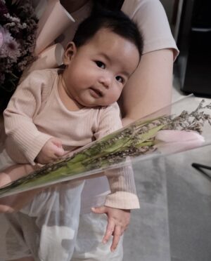 Joyce Ching Instagram - Valentine’s 2025 with our baby girl na mukhang kinikilig sa flowers niya. 😆🥹 Thank you for our beautiful flowers, bb! 🫶🏼