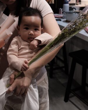 Joyce Ching Instagram - Valentine’s 2025 with our baby girl na mukhang kinikilig sa flowers niya. 😆🥹 Thank you for our beautiful flowers, bb! 🫶🏼