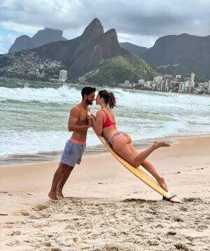 Julia Flabat Instagram - Découvrir le monde avec ELLE 🫶🏼🎞️🌍
Quelle est ta photo préf ? 
1 Polynésie 🌧️
2 Seychelles selfi 🇸🇨
3 Tahaa 🌧️🇵🇫
4 Saaudi 🇸🇦
5 Rio 🏄‍♂️🇧🇷
6 Rio 🚁🇧🇷
7 Suisse 🇨🇭
8 Brésil rocher 🇧🇷
9 Pérou 🇵🇪
10 Maldives 🚲
11 Australie 🇦🇺 
12 Namibie 🇳🇦 🦒
13 France 🇫🇷 🔞
14 Bretagne 🤰🏻
-
Qui est en couple ?