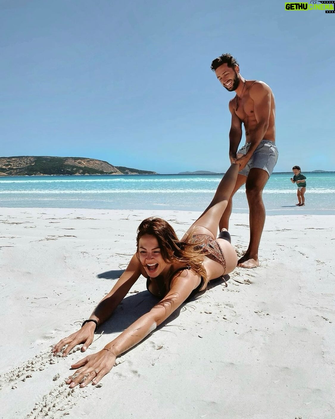 Julia Flabat - 46.9K Likes - Découvrir le monde avec ELLE 🫶🏼🎞️🌍
Quelle est ta photo préf ?
1 Polynésie 🌧️
2 Seychelles selfi 🇸🇨
3 Tahaa 🌧️🇵🇫
4 Saaudi 🇸🇦
5 Rio 🏄♂️🇧🇷
6 Rio 🚁🇧🇷
7 Suisse 🇨🇭
8 Brésil rocher 🇧🇷
9 Pérou 🇵🇪
10 Maldives 🚲
11 Australie 🇦🇺
12 Namibie 🇳🇦 🦒
13 France 🇫🇷 🔞
14 Bretagne 🤰🏻
-
Qui est en couple ?