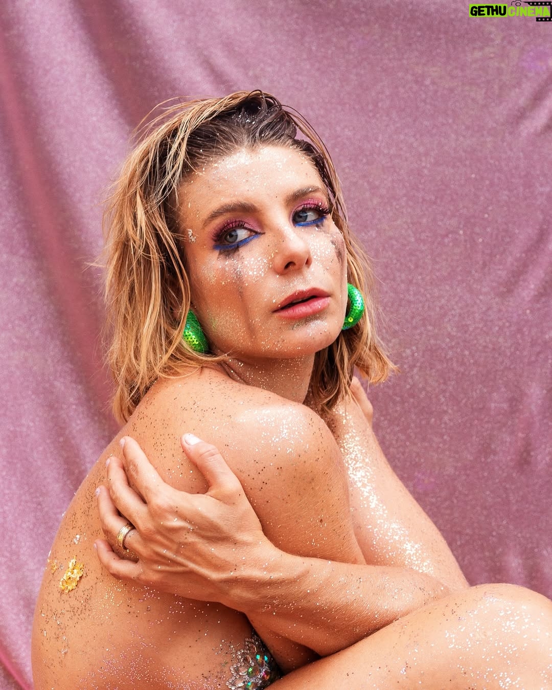 Julia Foti - 1.6K Likes - todo carnaval tem seu fim 🎉❤️🩹😩💔
Qual o Mood pós carnaval???
Responde aí!
