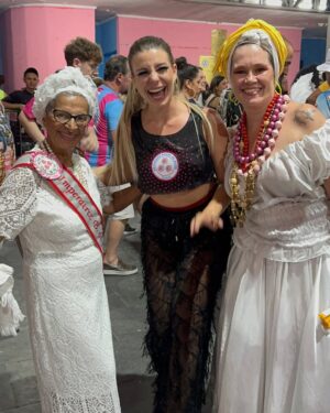 Julia Foti Instagram - É CAMPEAAAAAÃ!!!!!
O JOGO VIROUUUUUUUU!!! Meu Deus! Que emoção!!!!!!! 

VIVAAAAAAA @rosasdeouro !!!!!!!!!