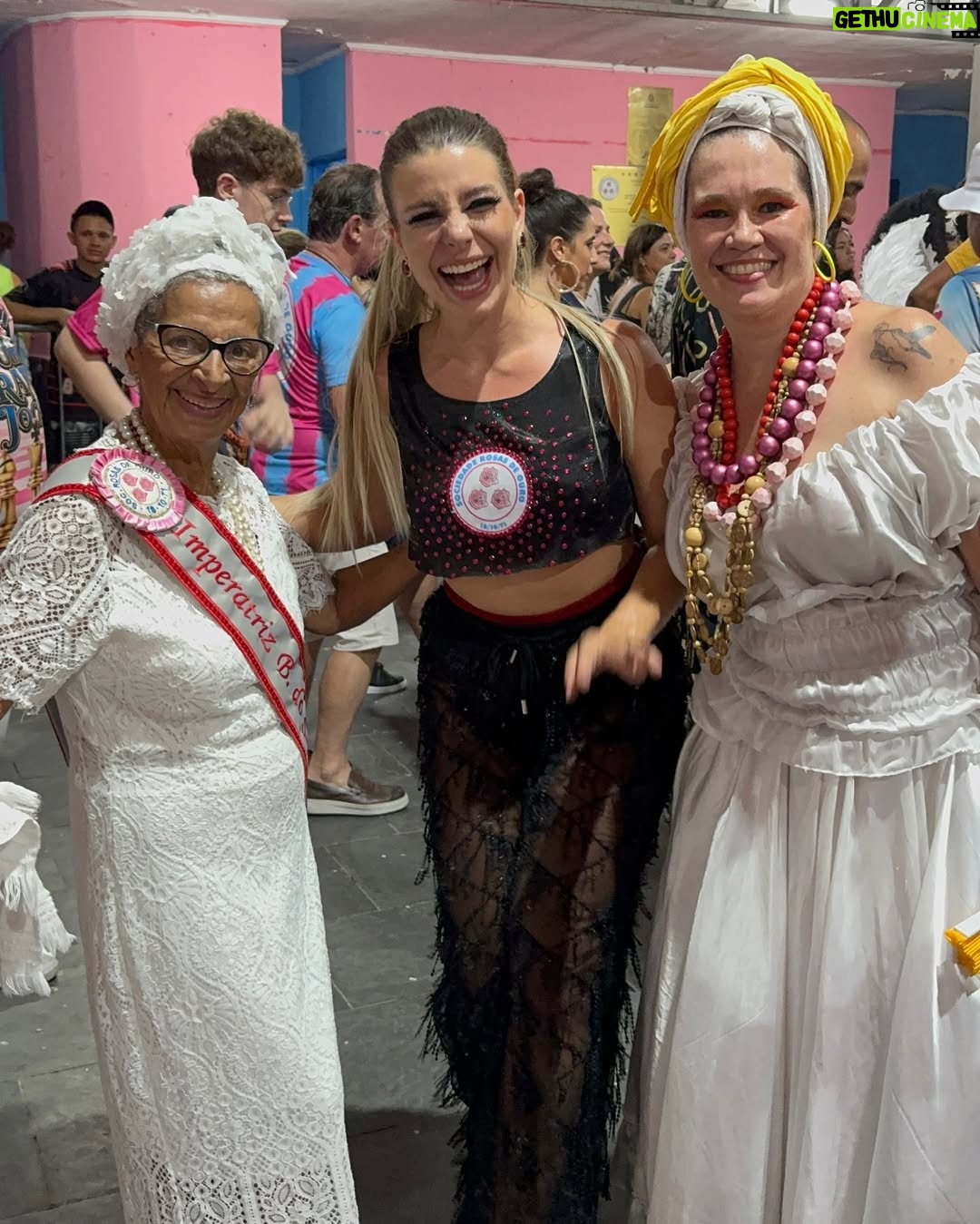 Julia Foti - 1.7K Likes - É CAMPEAAAAAÃ!!!!!
O JOGO VIROUUUUUUUU!!! Meu Deus! Que emoção!!!!!!!
VIVAAAAAAA @rosasdeouro !!!!!!!!!