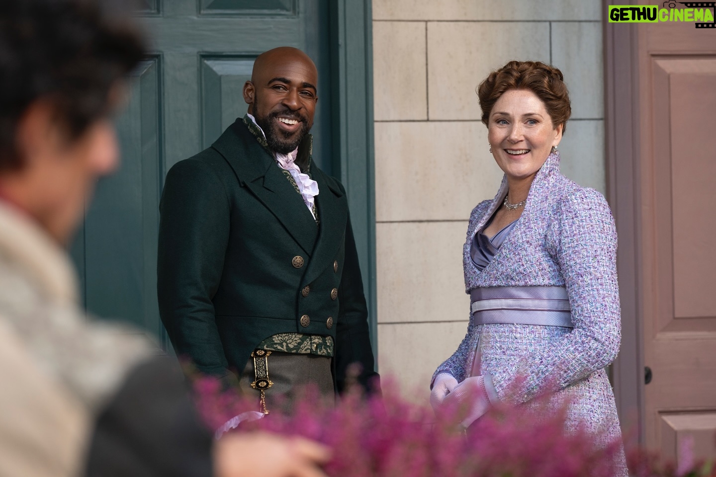 Julia Quinn - 87K Likes - The #Bridgerton gifts keep coming this Valentine’s Day! Enjoy this peek into season 4…
With special music trolling for the book girlies. 😉