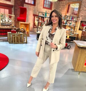 Julia Vignali Instagram - ✨ @affaireconclue 

Stylist : @auroredonguy @hazalmlssa 
Make up artist : @fannymart3010 
Hairdresser : @katia_matisse_giorgi