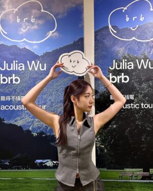 Julia Wu Instagram - 還剩9天就可以看到你們了 
謝謝ju寶們的秒殺
這次不僅我要練歌
你們也要練喔
好久沒聽到你們的聲音了
See you soon my loves ♫•*¨*•.¸¸♪ ✩

台北 2.28 ♡ 高雄 3.1 ♡ 台中 3.2