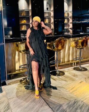 Juliana Kanyomozi Instagram - 🖤💛🖤 

#summerready #beachready