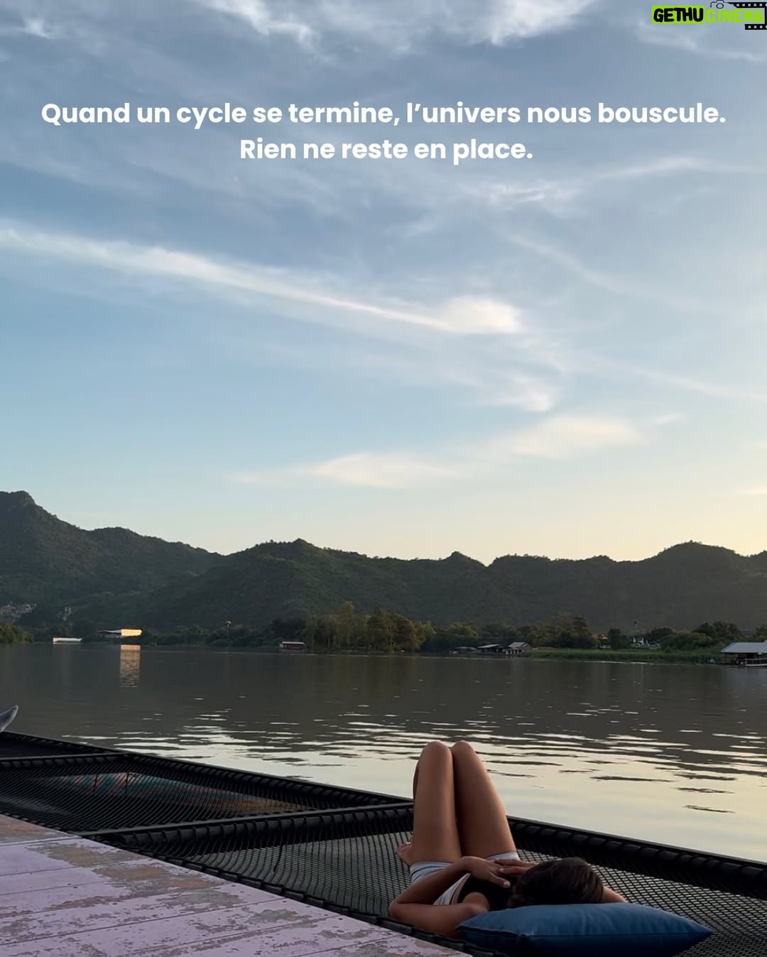 Julie Bertin - 13.4K Likes - Ce mois-ci a été un vrai ascenseur émotionnel. J’ai senti qu’un cycle se terminait, et comme à chaque fois, ça m’a secouée ..
Mais j’ai appris une chose : pour traverser ces périodes, il faut s’ancrer dans ce qui nous fait du bien 🌿.