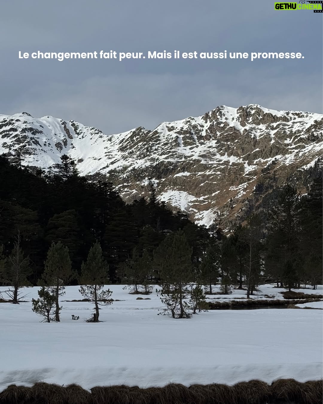 Julie Bertin - 13.4K Likes - Ce mois-ci a été un vrai ascenseur émotionnel. J’ai senti qu’un cycle se terminait, et comme à chaque fois, ça m’a secouée ..
Mais j’ai appris une chose : pour traverser ces périodes, il faut s’ancrer dans ce qui nous fait du bien 🌿.
