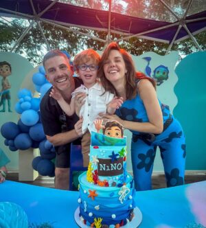 Julieta Nair Calvo Instagram - Ayer fue un día muy feliz y especial . Festejamos los 3 años de Nino con familia y amigos ❤️
Gracias a todos por sus mensajes de cariño y por querer tanto a nuestro hijo 🧡

Les paso datos que siempre es lindo compartir para toda la comunidad de mamis que me siguen 🌈🦋

La ambientación siempre la hago con @lapergolaeventos_ ( recomendación de @may_ariadna hace varios años y me la quedé para siempre ) y los globos los armó @mcm_decoraciones . Divino no ? 🎈 

La torta  que tengo les gustó ( igual que el año pasado ) es de @tortasjuly.ar, . Nunca vi una torta tan hermosa !!!!! Y tal cual se la pedí ❤️ Gracias 🤜🏼🤛🏼

Los souvenirs se los compré a @souvenirsthimalu . No sabía qué hacer y ella me dio esta idea genial . Los nenes estaban chochos ❤️

Pd: el traje de Michael , se lo mandaron a hacer mis amigas❤️🚀 jijij Le quedó tan increíble que hubo que hacer show 🤣🤣 🎤