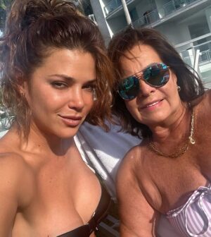 Jullye Giliberti Instagram - Contigo siempre han sido y serán mis momentos inolvidables ! Te amoooooo con todo mi corazón y ya nos merecíamos ese rayito de sol ! @carmen.cevedo amo tenerte a diario , gracias por tanto mamá ! 

#beautifulday #contigo #treasure