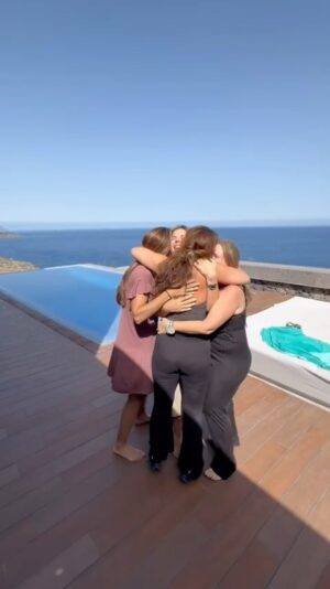 Jullye Giliberti Instagram - Felices 50 hermana de mi vida aquí estoy y aquí estamos después de 15 años sin celebrartelo Juntas las 4 es nuestro reencuentro es nuestra celebración es nuestra familia !!! 
Como creías que no iba a llegar ??? Como ???
Si son mi vida y hemos esperado un reencuentro hace más de una década . 
Mi niña @eliett_ag mi cómplice nuestra mejor versión ! Gracias mami @carmen.cevedo por tanto tenerlas @adrygiliberti @geraldgiliberti Abrazarlas y festejarlas es lo mejor que me puede pasar . Reencuentro de todas juntas ! El mejor regalo de vida y hoy es por ti !hermana. 
A ti cumpleañera bella mi catira @maggigiliberti deseo que seas feliz que siempre lo seas y que nunca te olvides que soy feliz sabiéndote feliz !!! Te amo , te admiro , te extraño y te abrazo hoy para decirte que eres mi hermana , mi sangre , mi pimpolla mi vida entera . Y que donde esté siempre estaré contigo celebrándote la vida . Hoy le doy gracias a Dios porque soy feliz haciéndote feliz y aunque podrías haber escogido un viaje hasta martes si te hubiera dado la gana y con el esposo que te gastas mi nawi que te complace en todo ! escogiste tener a toda tu familia contigo . 
Aquí estamos como cuando éramos niñas y jóvenes y no lo sabíamos 😀😂😂😂😂 TE AMOOOOOO FELIZ CUMPLEAÑOS HERMANA MÍA !!! TE LO MERECES ❤️😍

#maggi #birthday #teamo gracias mi amor por empujarme a estar aquí y poderlo hacer posible mi @fdelrincon #soyfeliz #Lafamilia #Tesorodevida