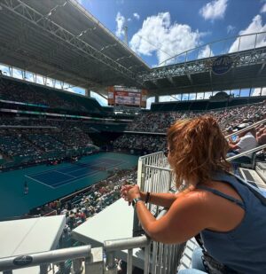 Jullye Giliberti Instagram - @miamiopen @medwed33 vs @janniksin 

#tennis #miamiopen