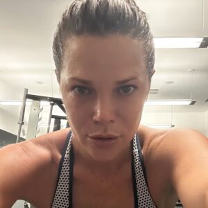 Jullye Giliberti Instagram - Meses duros 
Fueron muchos de este lado de nuestras vidas… 

Enfocados en : 
Sanar 
Recuperar 
Resolver 
Reconstruir 
Y canalizar pensamientos , emociones , situaciones que salen de nuestras manos y que ocurrieron todas juntas… 
A veces no tienes el control de lo que quieres que ocurra… y a todos nos toca , recuperarnos , redirigir y fortalecer el alma, espíritu y cuerpo… 

Que sea un buen año en todos los sentidos . Que el 2025 les traiga todo eso que necesitan… 

Yo, ya empiezo y regreso a todo lo que me da fortaleza y me mantiene bien en muchos sentidos para seguir en este viaje que se llama vida… pónganle corazón y superen las bajas de la vida… que no es más que una gran lección para cuando lleguen las altas!! 
No se olviden. 
#todoPasa #todoCambia #mantengase #depie #Firmes #hastaelFinal #Pa’rriba #TEAMO @fdelrincon #LosAmo #Familia #Bendiciones #2025 #HOY #MASFUERTEQUEAYER #✨
