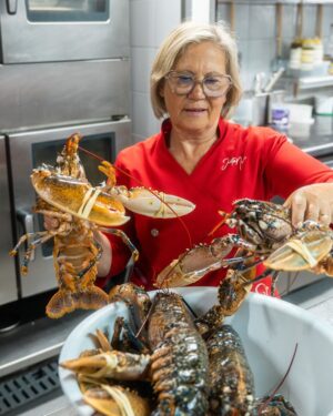 Justa Nobre Instagram - No meu restaurante, a sapateira, a santola e o lavagante são protagonistas de 3 grandes pratos:
⠀⠀⠀⠀⠀⠀⠀⠀⠀⠀
Canelone de sapateira com brunesa de manga – Crocante por fora, cremosa por dentro.
Sopa de santola – Leve mas cheio de sabor.
Arroz de lavagante– Porque os clássicos nunca passam de moda!
⠀⠀⠀⠀⠀⠀⠀⠀⠀⠀
Quem já provou estas especialidades?
⠀⠀⠀⠀⠀⠀⠀⠀⠀⠀
Faça já a sua reserva:
📞  351 217 970 760
📍 Av. Sacadura Cabral 53B, Lisboa
.
.
#chefjustanobre #onobre #onobrebychefjustanobre #restaurantelisboa #theforklisboa