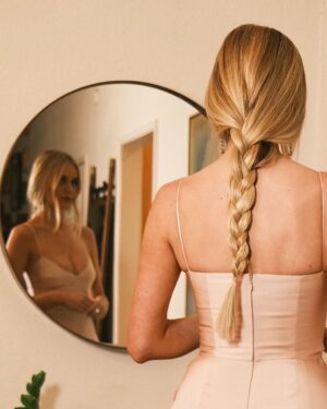 Justine Lupe Instagram - 💛thank you @vanityfair! And thank you @rebeccarams @barbdoeshair @muatraceylevy @katcookstyle for making these past two months infinitely more joyful. Thank you for navigating makeup brushes around my little baby’s head and cleaning breast milk off the dresses I leaked on and tailoring things to make it look like one of my boobs isn’t wildly bigger than the other, and driving over my ID when I left it in that purse, and offering to bring me coffees on mornings of nights where I’d woken up 5 times to breastfeed and having a vision for what i should look like when I literally have no vision for dressing myself beyond what’s clean in my home. You guys are sunshine and warmth and really set the tone for all of these events in the hours we spent together prior. I love you big time! ☀️💛 (and thank you @roland_mouret for this beautiful dress 🥹)