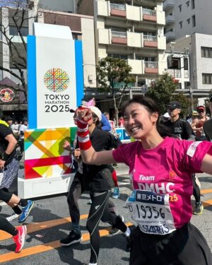 Kaho Takada Instagram - 自分をどうしたいのか、自分がどうしたいのか、
自分次第でどこまでも可能性が広がる事を
フルマラソンを通して知った。
今年もとびきり格別な景色を見たなぁ
絶対忘れない。
こんな感じだけど私って案外強いよ、負けないよ

ps.去年の東京マラソンでインスタライブに映り込んだマリオさんと一年越しの再会🍄ばったり🍄