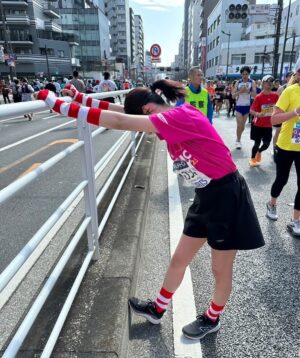Kaho Takada Instagram - 自分をどうしたいのか、自分がどうしたいのか、
自分次第でどこまでも可能性が広がる事を
フルマラソンを通して知った。
今年もとびきり格別な景色を見たなぁ
絶対忘れない。
こんな感じだけど私って案外強いよ、負けないよ

ps.去年の東京マラソンでインスタライブに映り込んだマリオさんと一年越しの再会🍄ばったり🍄