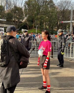 Kaho Takada Instagram - 東京マラソン2025！！！
今年もteam DMHCとして参加させてもらいました🏃‍➡️
無事完走、目標達成、自己ベスト更新4時間59分！！
あっぶないあっぶない
ギリだけど念願のサブ5仲間入り🎖️

沿道での応援は1人で走ってるんじゃないんだと
前に前に背中を押してくれた。
本当にありがとうございました！
もっとドナルド•マクドナルド•ハウスが広がってゆきますようにと願いを込めて走りました。
ハウスは病気の子供とそのご家族が
一緒に過ごせる家の事🏠
今年も色々なハウスチャリティイベントをやると思います、参加してくれたり思い出してくれたら嬉しいです☺︎

なんだか、今年も、よき一年になりそう〜