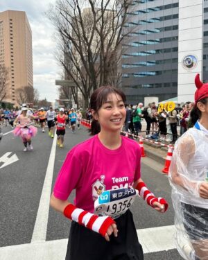Kaho Takada Instagram - 東京マラソン2025！！！
今年もteam DMHCとして参加させてもらいました🏃‍➡️
無事完走、目標達成、自己ベスト更新4時間59分！！
あっぶないあっぶない
ギリだけど念願のサブ5仲間入り🎖️

沿道での応援は1人で走ってるんじゃないんだと
前に前に背中を押してくれた。
本当にありがとうございました！
もっとドナルド•マクドナルド•ハウスが広がってゆきますようにと願いを込めて走りました。
ハウスは病気の子供とそのご家族が
一緒に過ごせる家の事🏠
今年も色々なハウスチャリティイベントをやると思います、参加してくれたり思い出してくれたら嬉しいです☺︎

なんだか、今年も、よき一年になりそう〜