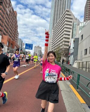 Kaho Takada Instagram - 東京マラソン2025！！！
今年もteam DMHCとして参加させてもらいました🏃‍➡️
無事完走、目標達成、自己ベスト更新4時間59分！！
あっぶないあっぶない
ギリだけど念願のサブ5仲間入り🎖️

沿道での応援は1人で走ってるんじゃないんだと
前に前に背中を押してくれた。
本当にありがとうございました！
もっとドナルド•マクドナルド•ハウスが広がってゆきますようにと願いを込めて走りました。
ハウスは病気の子供とそのご家族が
一緒に過ごせる家の事🏠
今年も色々なハウスチャリティイベントをやると思います、参加してくれたり思い出してくれたら嬉しいです☺︎

なんだか、今年も、よき一年になりそう〜