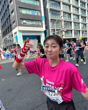 Kaho Takada Instagram - 東京マラソン2025！！！
今年もteam DMHCとして参加させてもらいました🏃‍➡️
無事完走、目標達成、自己ベスト更新4時間59分！！
あっぶないあっぶない
ギリだけど念願のサブ5仲間入り🎖️

沿道での応援は1人で走ってるんじゃないんだと
前に前に背中を押してくれた。
本当にありがとうございました！
もっとドナルド•マクドナルド•ハウスが広がってゆきますようにと願いを込めて走りました。
ハウスは病気の子供とそのご家族が
一緒に過ごせる家の事🏠
今年も色々なハウスチャリティイベントをやると思います、参加してくれたり思い出してくれたら嬉しいです☺︎

なんだか、今年も、よき一年になりそう〜