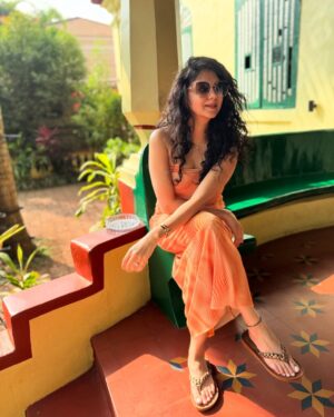 Kamna Jethmalani Instagram - Orange is the pick!
Outfit - @zara 
Shades - @charleskeithofficial 
Slipper - Street shopping at Bandra 😁😁😁