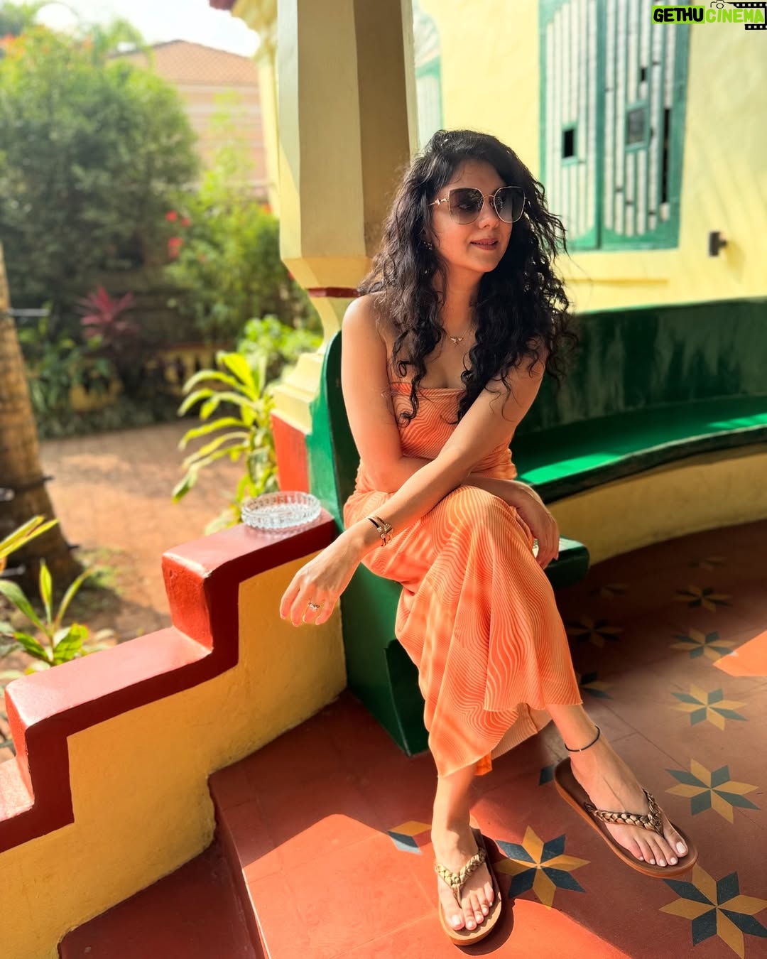 Kamna Jethmalani - 9.3K Likes - Orange is the pick!
Outfit - @zara
Shades - @charleskeithofficial
Slipper - Street shopping at Bandra 😁😁😁