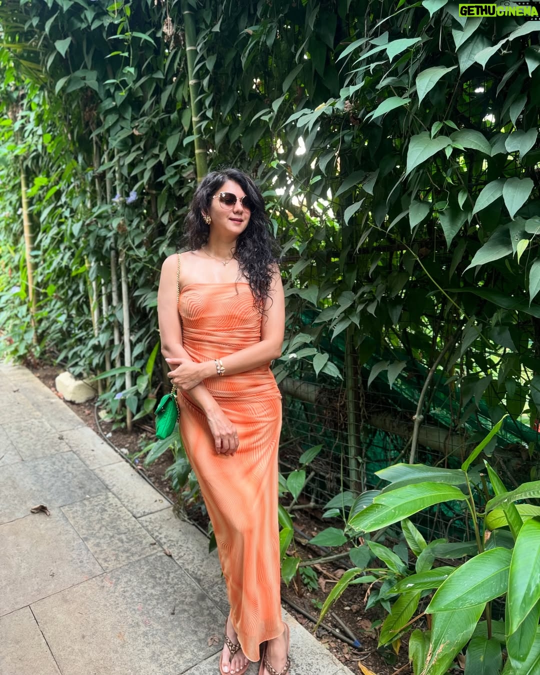 Kamna Jethmalani - 9.3K Likes - Orange is the pick!
Outfit - @zara
Shades - @charleskeithofficial
Slipper - Street shopping at Bandra 😁😁😁