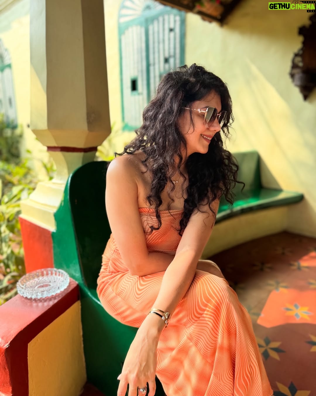 Kamna Jethmalani - 9.3K Likes - Orange is the pick!
Outfit - @zara
Shades - @charleskeithofficial
Slipper - Street shopping at Bandra 😁😁😁