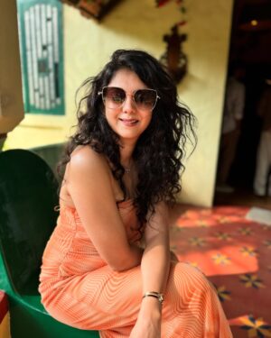 Kamna Jethmalani Instagram - Orange is the pick!
Outfit - @zara 
Shades - @charleskeithofficial 
Slipper - Street shopping at Bandra 😁😁😁