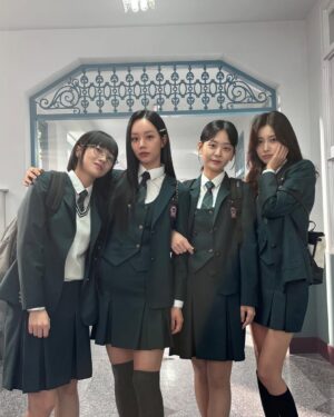 Kang Hye-won Instagram - 안녕 나의 언니들🥰👭👭😎