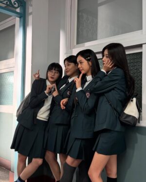 Kang Hye-won Instagram - 안녕 나의 언니들🥰👭👭😎