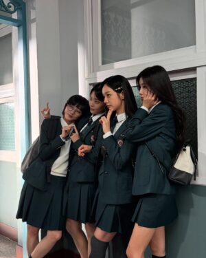 Kang Hye-won Instagram - 안녕 나의 언니들🥰👭👭😎
