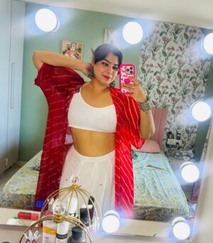 Kanisha Malhotra Instagram - So, Holi 2025 was nothing short of magical—went to Iskon, ate good food & celebrated with my loved ones! Truly felt like Radha today. 🎨💖🙏

#Holi #Holi2025 #2025 #Hindufestival #iskon #iskontemple #radha #krishna #radhakrishna #krishnaholi