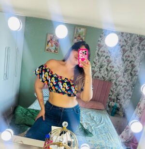 Kanisha Malhotra Instagram - “Not the most aesthetic mirror selfie, but hey, it deserves a spot on the feed! Also, a special shoutout to these 5-year-old jeans that once got too tight—now they fit again, and that’s worth celebrating! 🎉💃🏻✨ #SmallWins #ThrowbackDenim #MirrorSelfie #FeelingMyself #GlowUp #JeansRevival #OOTD #SelfLove #weightloss #weightlossjourney