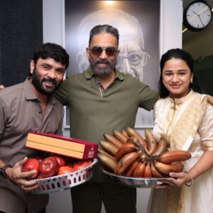 Kannika Snekan Instagram - காதலர் தினத்தில் ...

எங்கள் தங்க மகள்களுக்கு
தங்க வளையல்களோடு ...

"காதல்" கன்னிகா சினேகன் என்ற பெயரையும்

"கவிதை " கன்னிகா சினேகன் என்ற
பெயரையும் ..

அணிவித்து வாழ்த்திய, நம்மவர் எங்களின் அன்பு தலைவர் 
பத்ம பூஷன் @ikamalhaasan கமல்ஹாசன் அவர்களுக்கு எங்கள் அன்பின் நன்றிகள்🙏

நீங்களும் வாழ்த்துங்கள் எங்கள்
காதல் - கவிதை-யை 🙏

#love #kadhal #kavithai #kavingersnekan #kannikasnekan #babynamereveal #god #peaceful #valentinesday #feb14