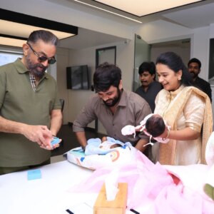 Kannika Snekan Instagram - காதலர் தினத்தில் ...

எங்கள் தங்க மகள்களுக்கு
தங்க வளையல்களோடு ...

"காதல்" கன்னிகா சினேகன் என்ற பெயரையும்

"கவிதை " கன்னிகா சினேகன் என்ற
பெயரையும் ..

அணிவித்து வாழ்த்திய, நம்மவர் எங்களின் அன்பு தலைவர் 
பத்ம பூஷன் @ikamalhaasan கமல்ஹாசன் அவர்களுக்கு எங்கள் அன்பின் நன்றிகள்🙏

நீங்களும் வாழ்த்துங்கள் எங்கள்
காதல் - கவிதை-யை 🙏

#love #kadhal #kavithai #kavingersnekan #kannikasnekan #babynamereveal #god #peaceful #valentinesday #feb14