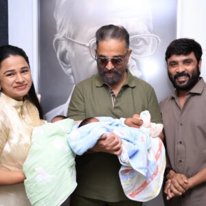 Kannika Snekan Instagram - காதலர் தினத்தில் ...

எங்கள் தங்க மகள்களுக்கு
தங்க வளையல்களோடு ...

"காதல்" கன்னிகா சினேகன் என்ற பெயரையும்

"கவிதை " கன்னிகா சினேகன் என்ற
பெயரையும் ..

அணிவித்து வாழ்த்திய, நம்மவர் எங்களின் அன்பு தலைவர் 
பத்ம பூஷன் @ikamalhaasan கமல்ஹாசன் அவர்களுக்கு எங்கள் அன்பின் நன்றிகள்🙏

நீங்களும் வாழ்த்துங்கள் எங்கள்
காதல் - கவிதை-யை 🙏

#love #kadhal #kavithai #kavingersnekan #kannikasnekan #babynamereveal #god #peaceful #valentinesday #feb14