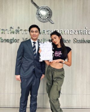 Kanticha Chumma Instagram - I will I will ฟ้องยู !!!!

ติช่าขอเรียนแจ้งว่า ติช่า พร้อมกับทนายพีท จาก CYP Attorney at Law ได้เข้าแจ้งความร้องทุกข์ต่อพนักงานสอบสวน สถานีตำรวจนครบาลทองหล่อ เพื่อดำเนินคดีกับอดีตผู้จัดการของติช่า 
*อดีตชื่อโน้ต and also her new name new identity 🥴

ในข้อหาที่อดีตผู้จัดการของติช่าได้มีการคิดเงินส่วนต่างจากค่าตัวที่ติช่าควรได้รับจากลูกค้าผู้ว่าจ้างโดยไม่ได้รับอนุญาต ‼️‼️

ติช่าขอยืนยันว่าติช่าไม่เคยตกลงหรือยินยอมให้อดีตผู้จัดการหักเงินส่วนต่างใด ๆ ทั้งสิ้น ซึ่งทำให้ติช่าได้รับความเสียหายอย่างมาก

ทั้งนี้ ติช่าจะดำเนินคดีนี้จนกว่าจะถึงที่สุด
Watch out นะคะ 😈